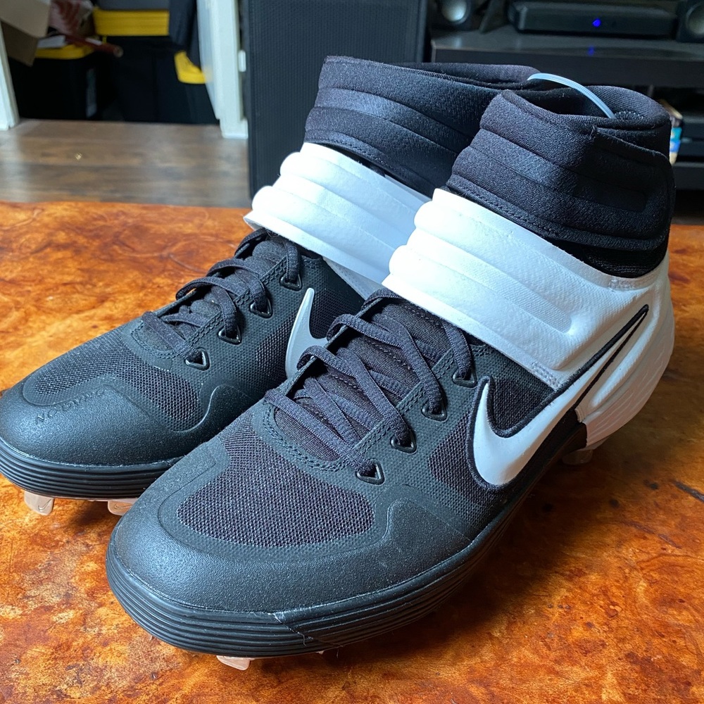 Nike Alpha Huarache Elite 2 Mid Metal Cleats
(new without the box)